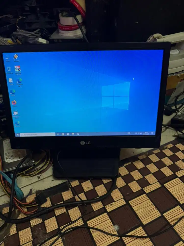 monitor led LG 16 in kondisi normal mulpis tinggal pake.