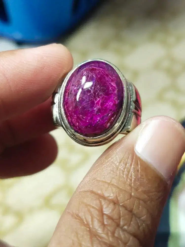 Cincin merah ruby
