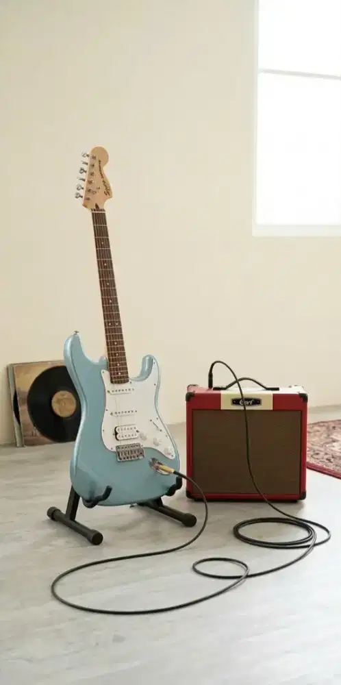 JUAL RUGI 1 SET GITAR ELECTRIC + AMPLI + STAND GITAR + TAS