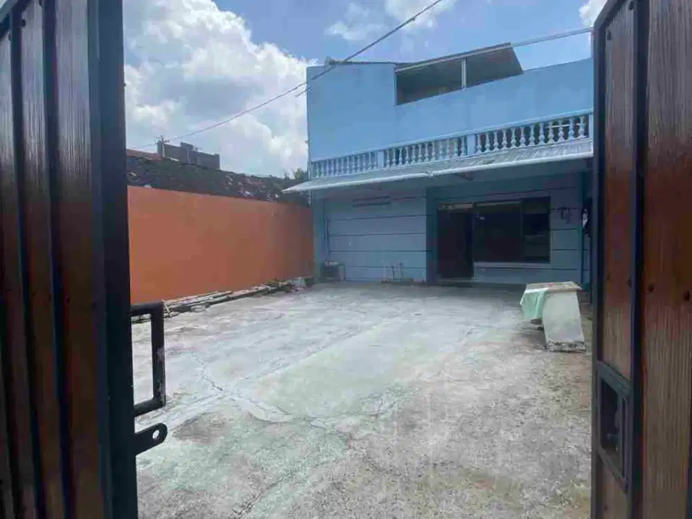 rumah solo  kota parkir 4 mobil di  dawung serengan solo kota