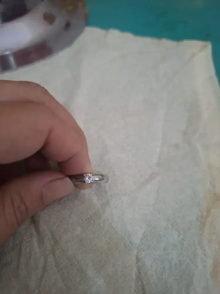 Cincin permata kecil 
Untuk cincin pernikahan 
Limited edition 
Barang