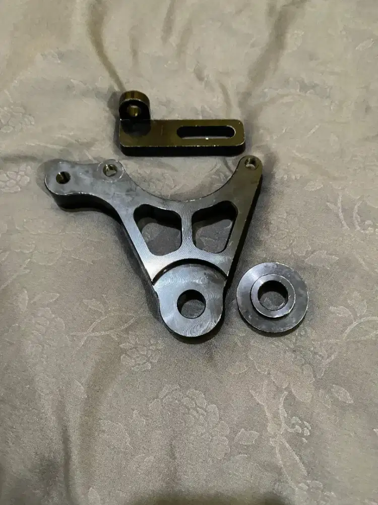Bracket Kaliper 2 Piston - R15 V2 Vixion Old-New