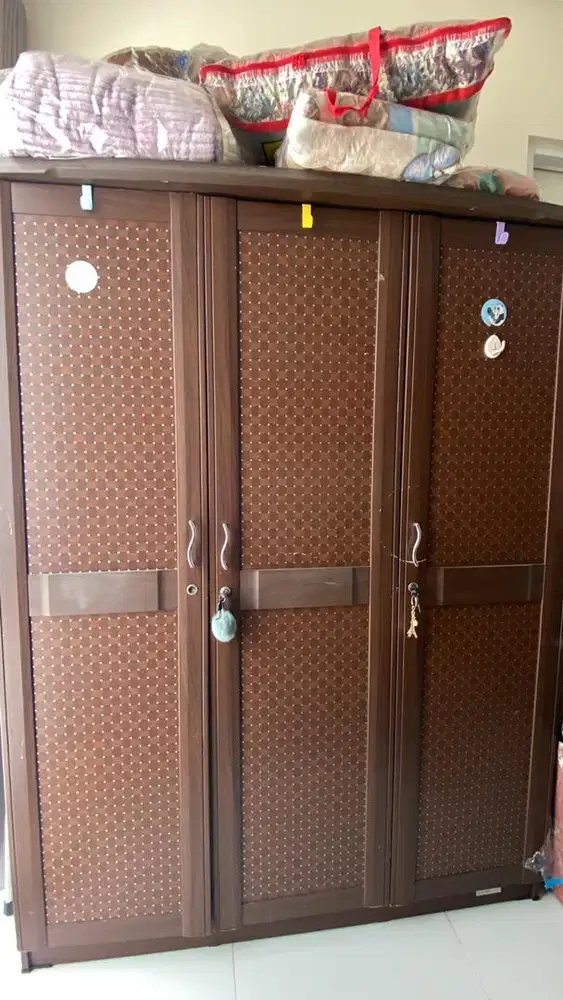 Lemari Pakaian warna coklat