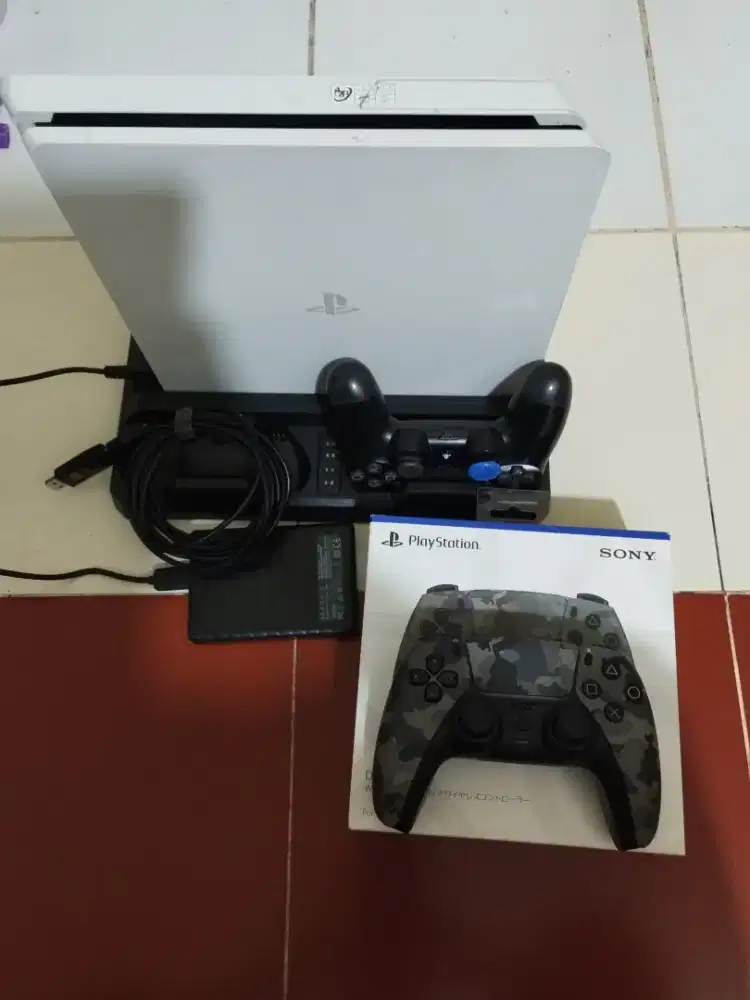 Di jual PS4 slim 500GB + HDD 500 GB + Dualsense