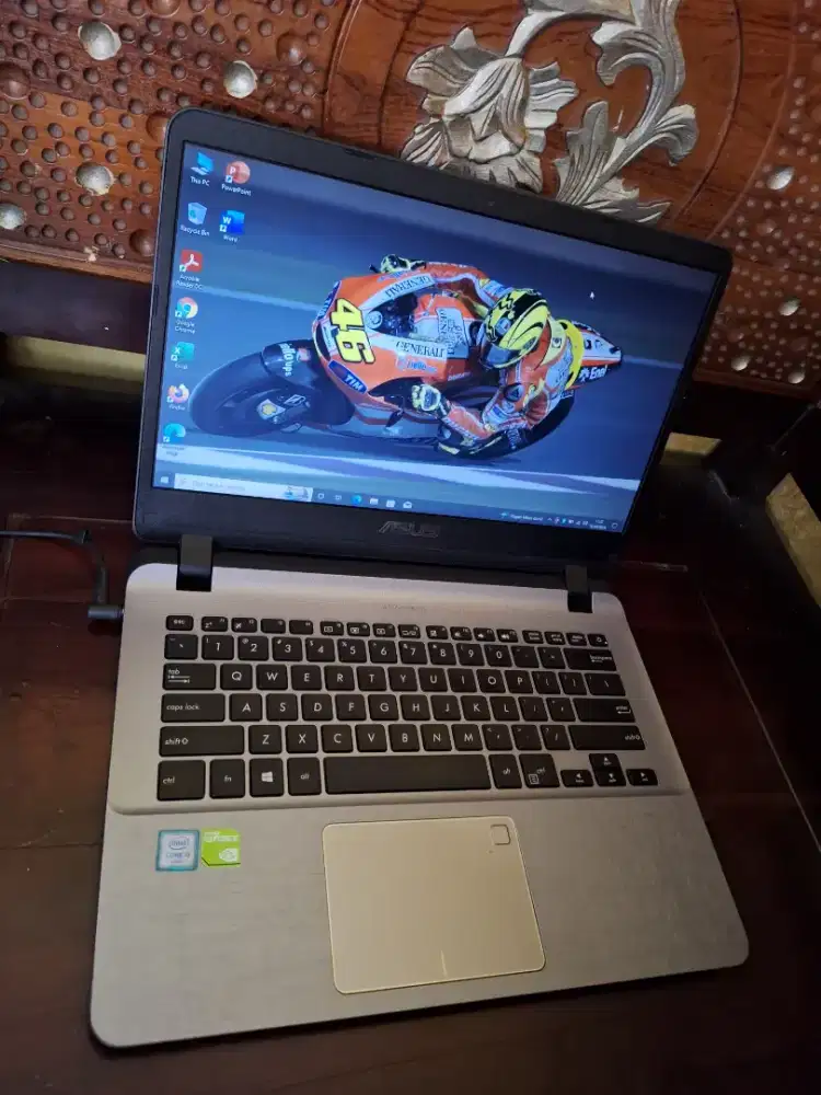 Bismillah di jual laptop asus vivobook slim core i3 ssd240 siap pakai