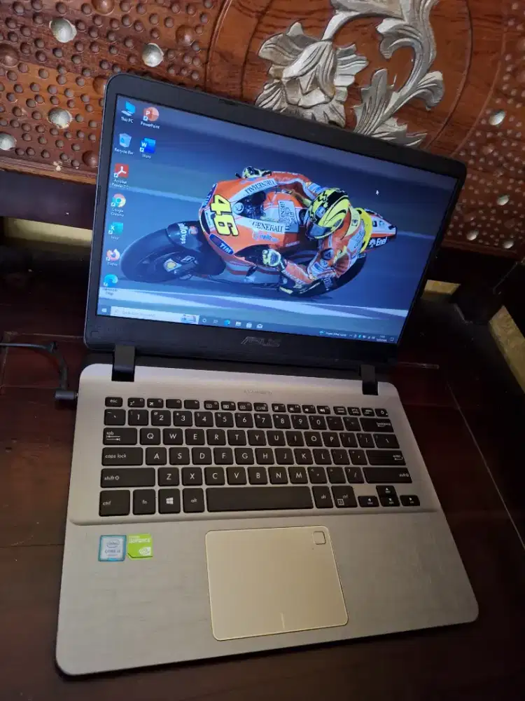 Bismillah di jual laptop asus vivobook slim core i3 ssd240 siap pakai