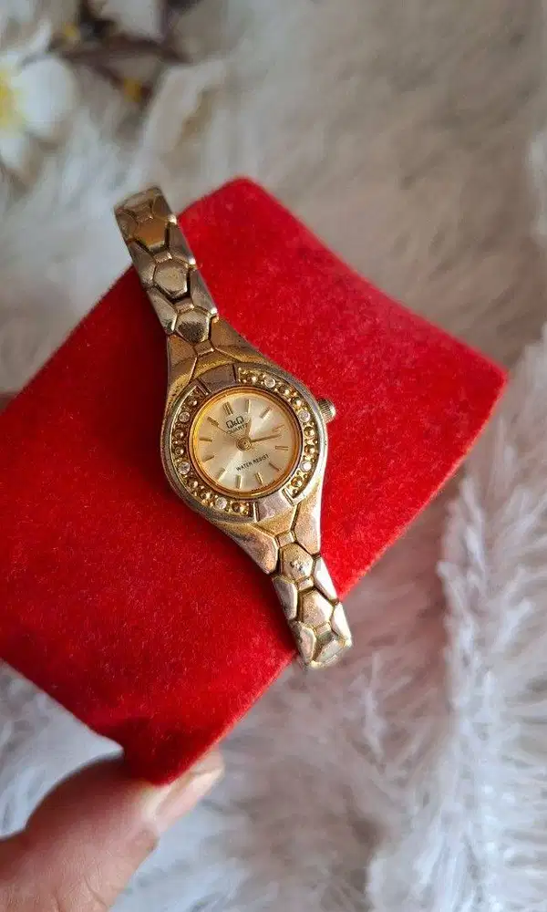 jam tangan wanita vintage merek Q&Q,