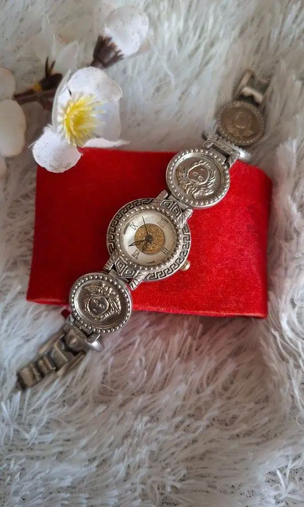 Jam Tangan Vintage Gia*** Ver$*** Medusa Head Watch Edisi 90 an