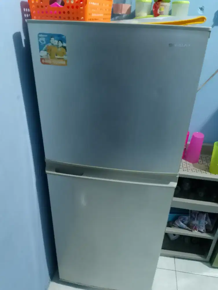 dijual kulkas pintu 2 SHARP original pemakaian sehari hari