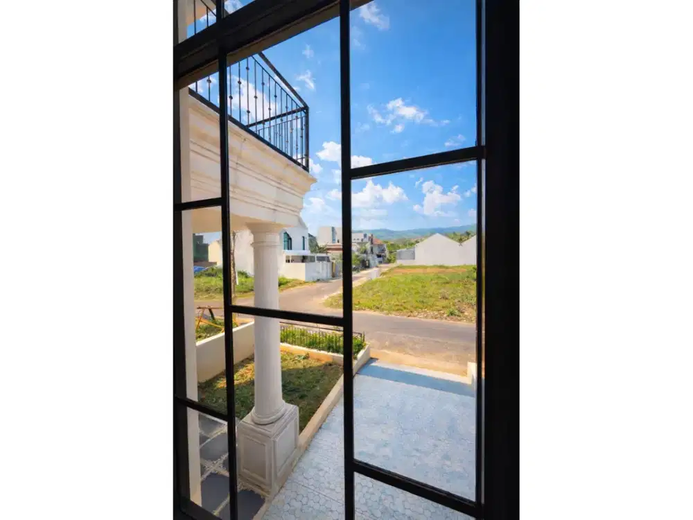 DIJUAL RUMAH 2 LANTAI BAGUS SIAP HUNI VIEW BUKIT DEKAT GOLF DI SENTUL CITY