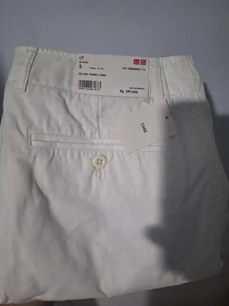 Celana pendek uniqlo putih original bs ktmu di uniqlo nya