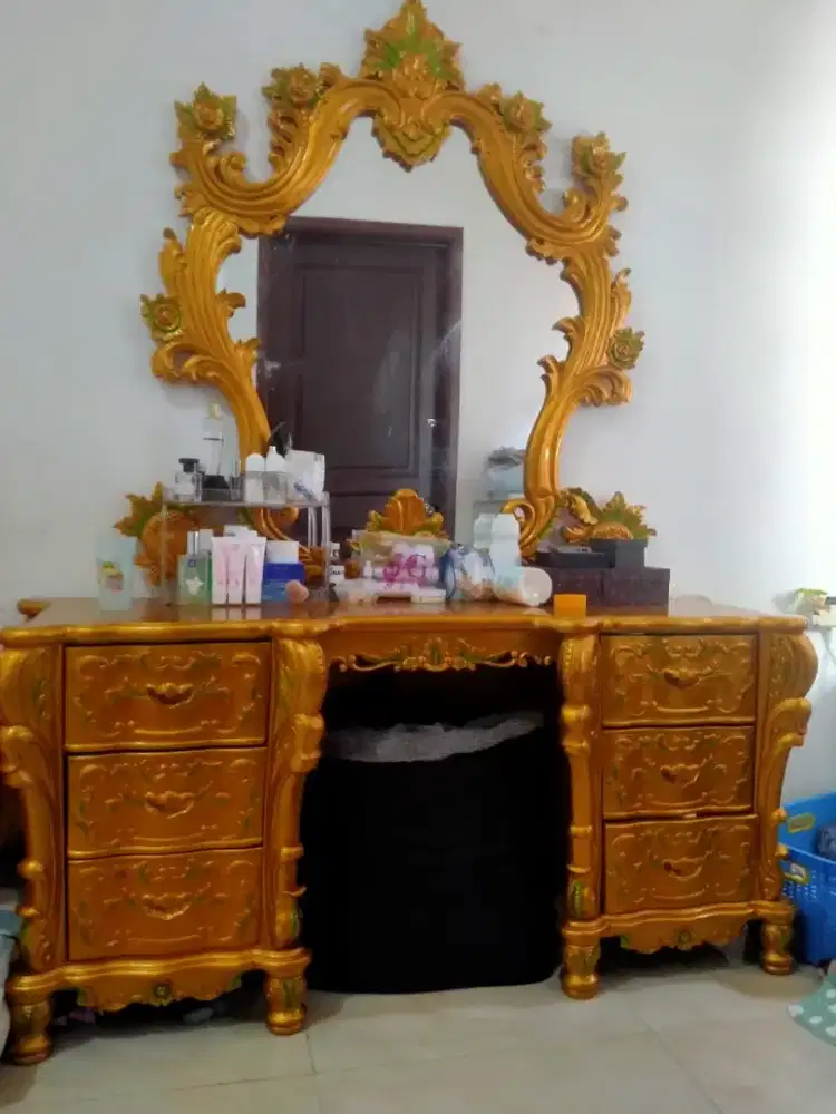 Meja Rias Kayu Elegan + Cermin Besar