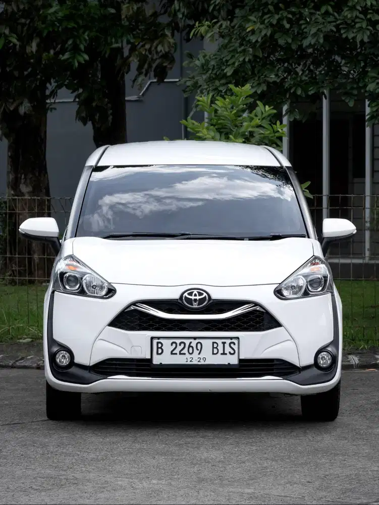 Toyota Sienta V matic 2019 putih Low km