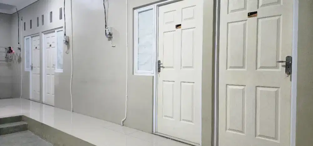 Rumah/Kost/Mess/HomeStay dg 4KT, 2KM, Carport Luas, Bangunan Baru 2025