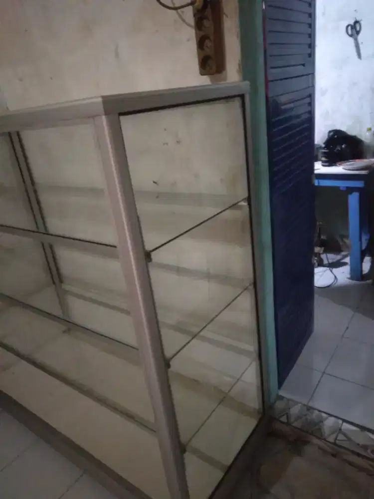 Etalase bekas warung