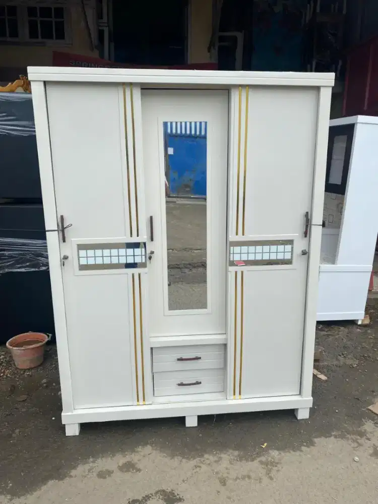 Lemari Pakaian 3 pintu Sleding