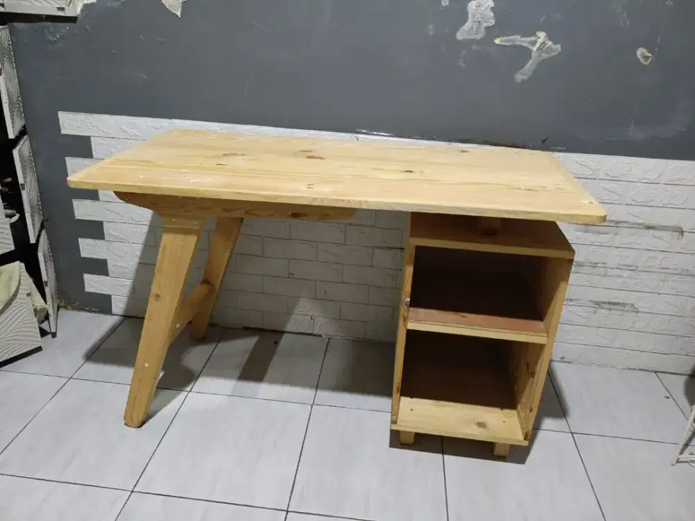 Meja kantor bisa juga meja belajar