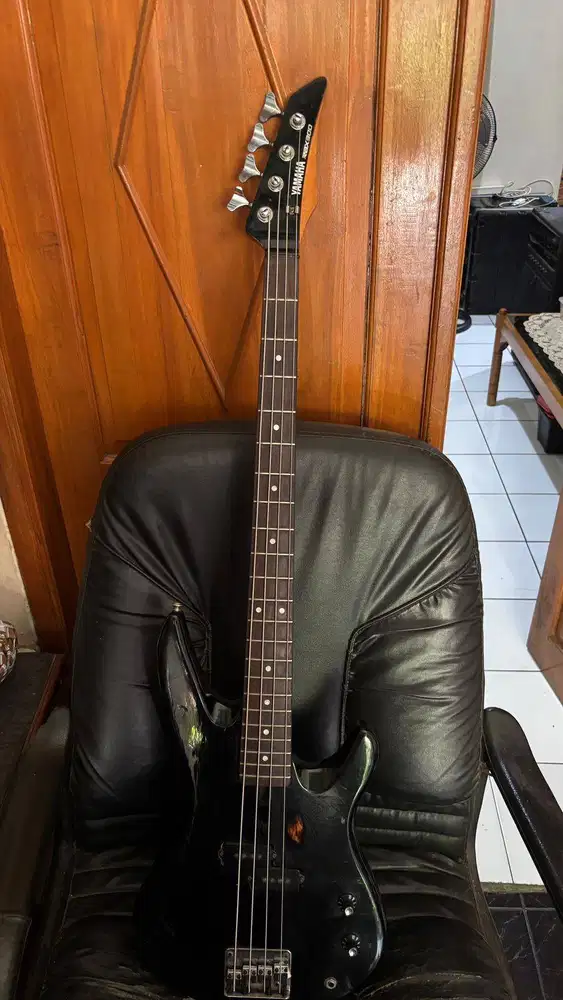 KOLEKSI PRIBADI – 3 GITAR & 1 BASS (READY TO ROCK!)
