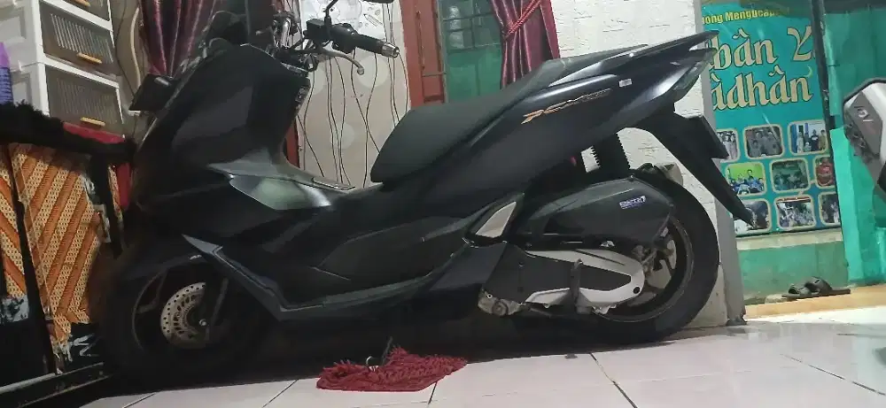 Honda pcx tahun 2023 biru