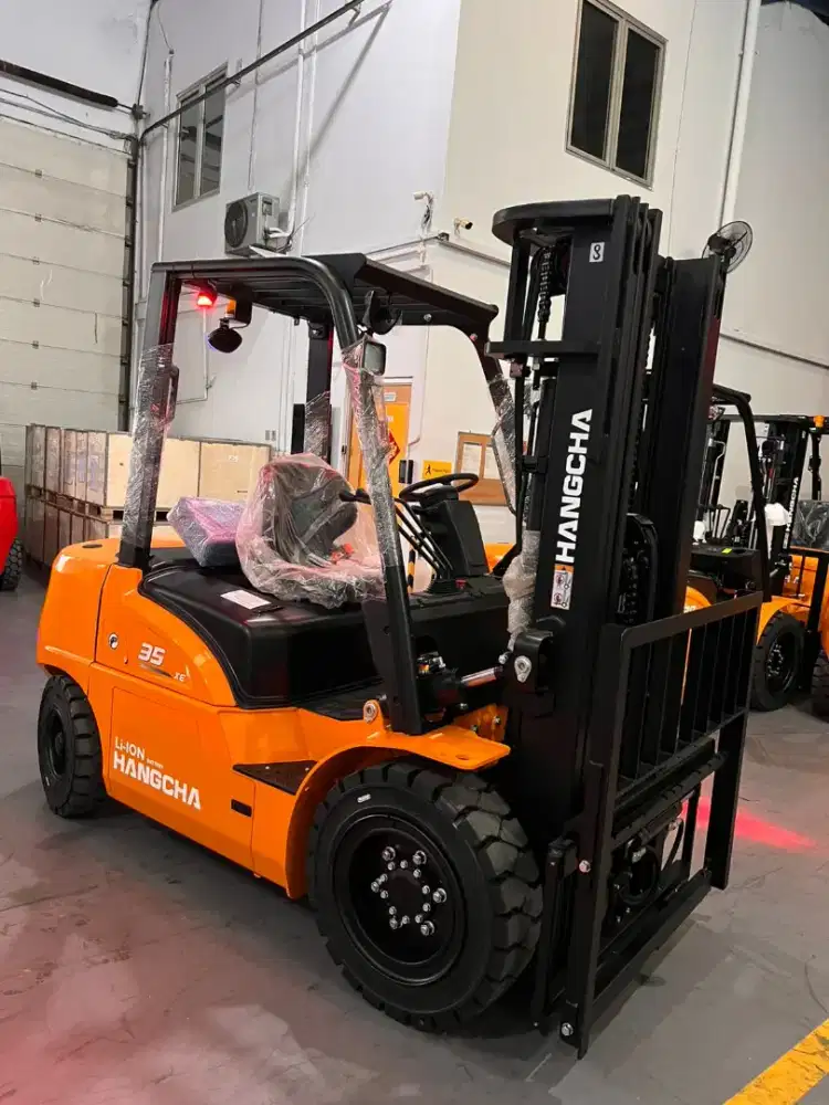 Lithium forklift with built-in charger