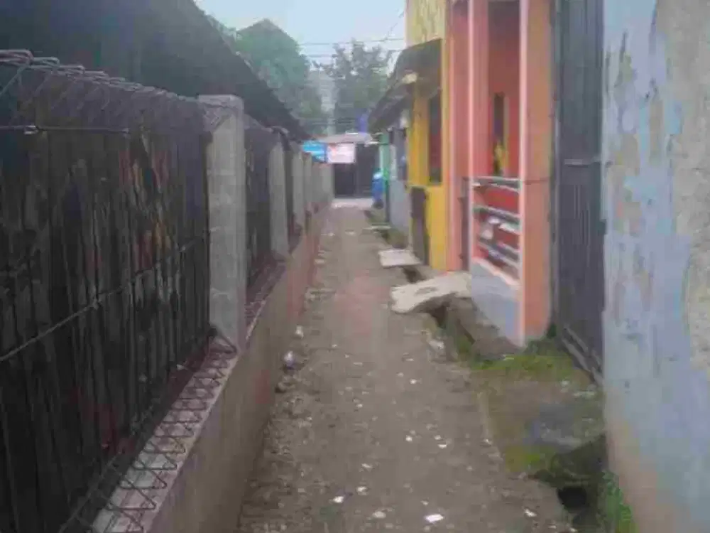 dijual rumah 2 lantai masuk motor dekat jalan utama