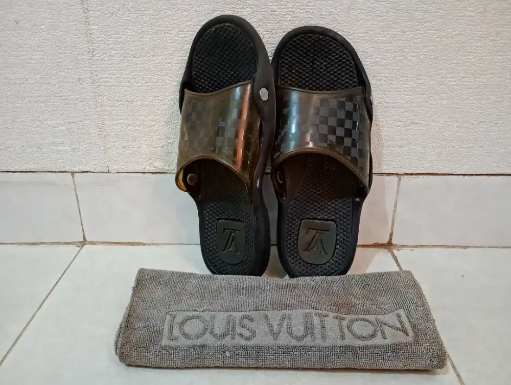 Sandal LV pria warna hitam