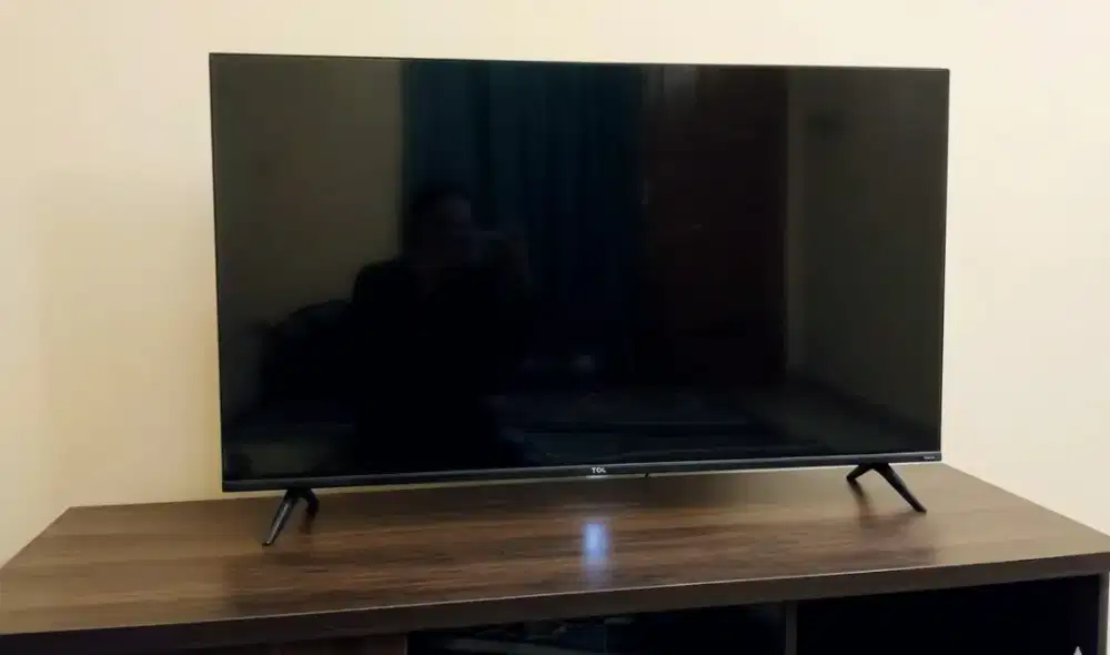 TV LED TCL Layar Besar – Kondisi Bagus, Siap Pakai