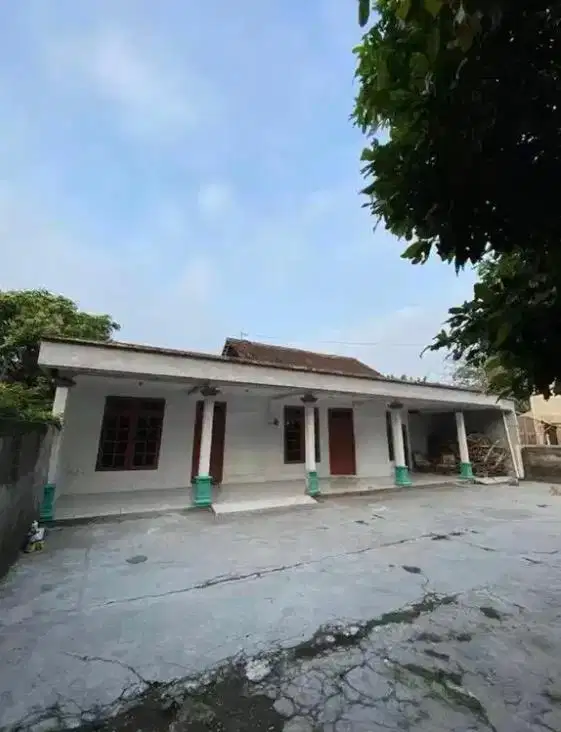 Rumah Dengan Halaman Luas & Strategis Dekat Gerbang Tol