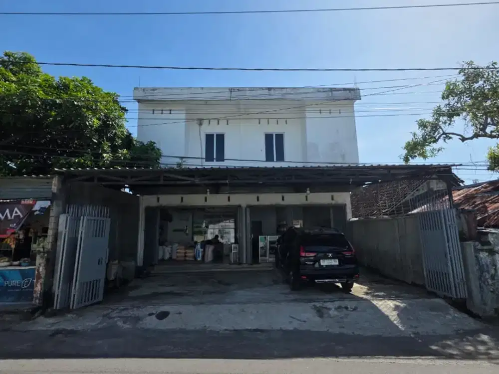 Toko dan rumah di pinggir jalan Ampenan