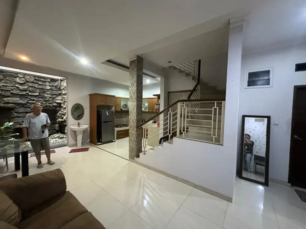 Rumah Murah Nyaman SHM siap huni 2,5 lantai di Singgasana Pradana, Bandung