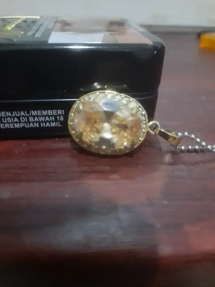 Borongan empat batu kristal