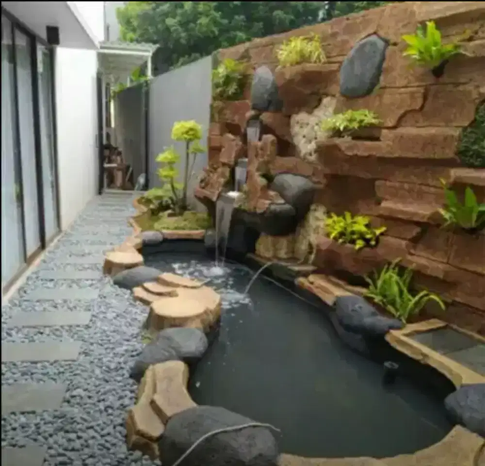 Kolam ikan dan relif
