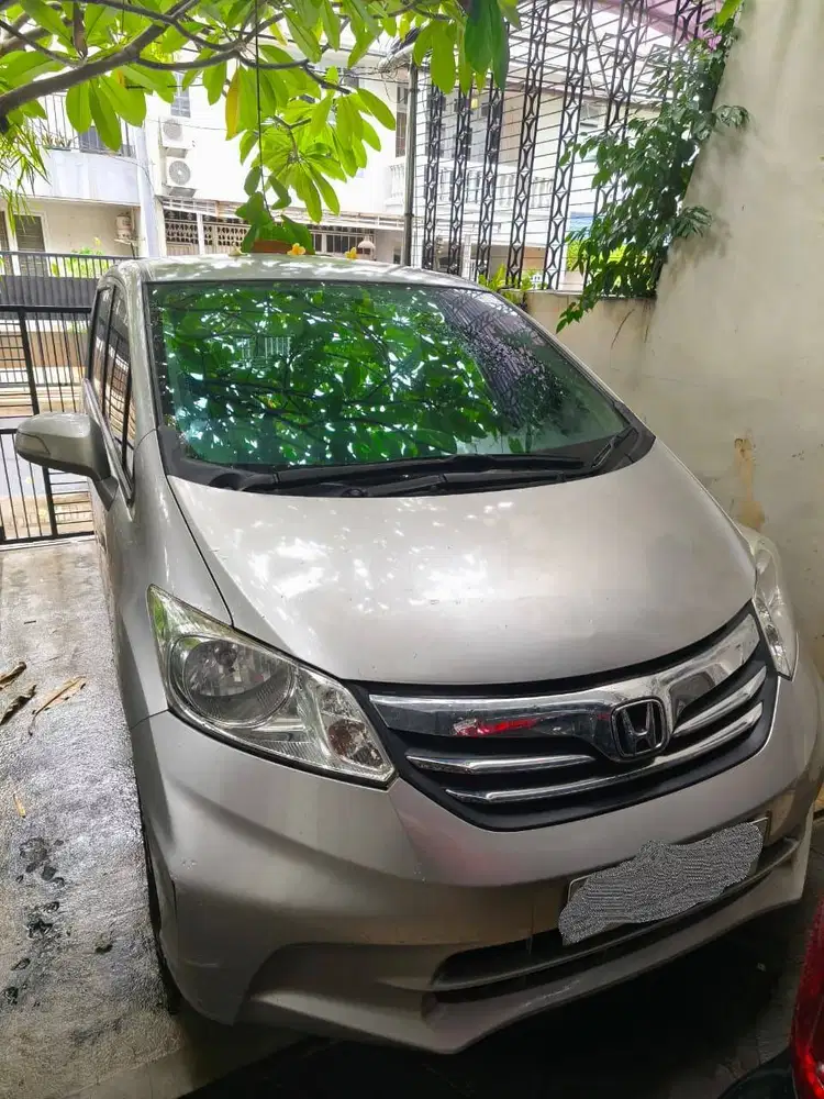 Honda Freed tipe S warna Silver 2013