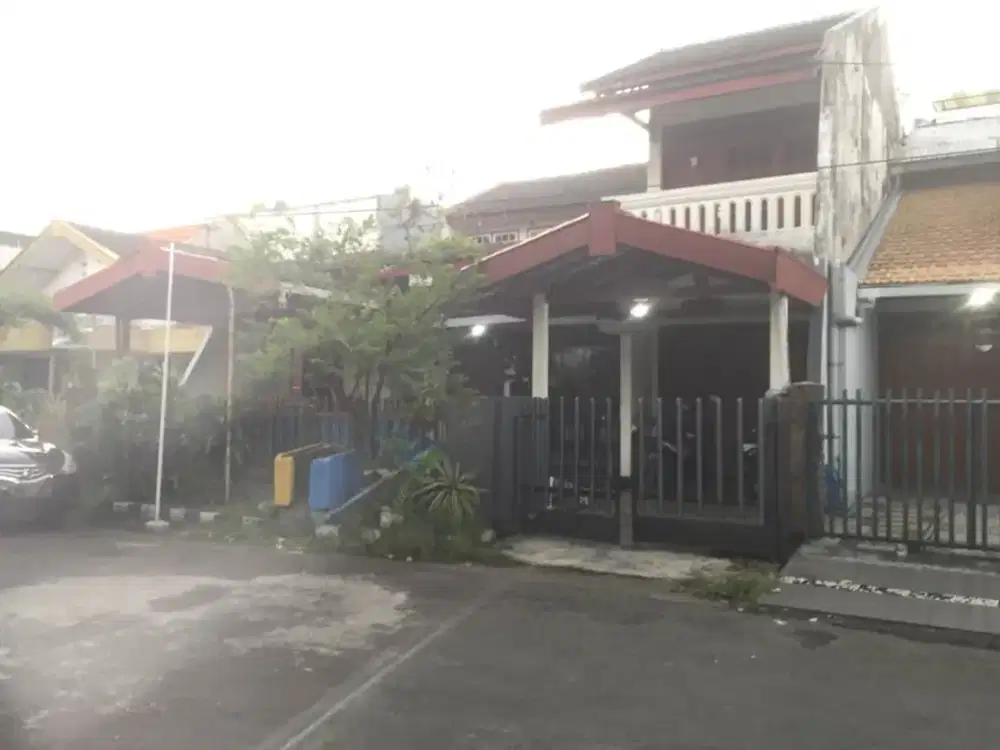 Rumah Second Strategis Terawat dekat Masjid Agung Surabaya