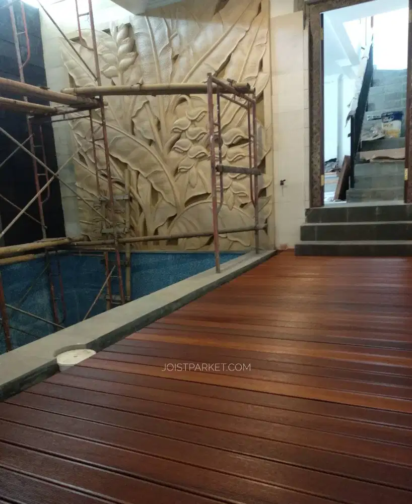 lantai kayu decking ulin kolam renang outdoor