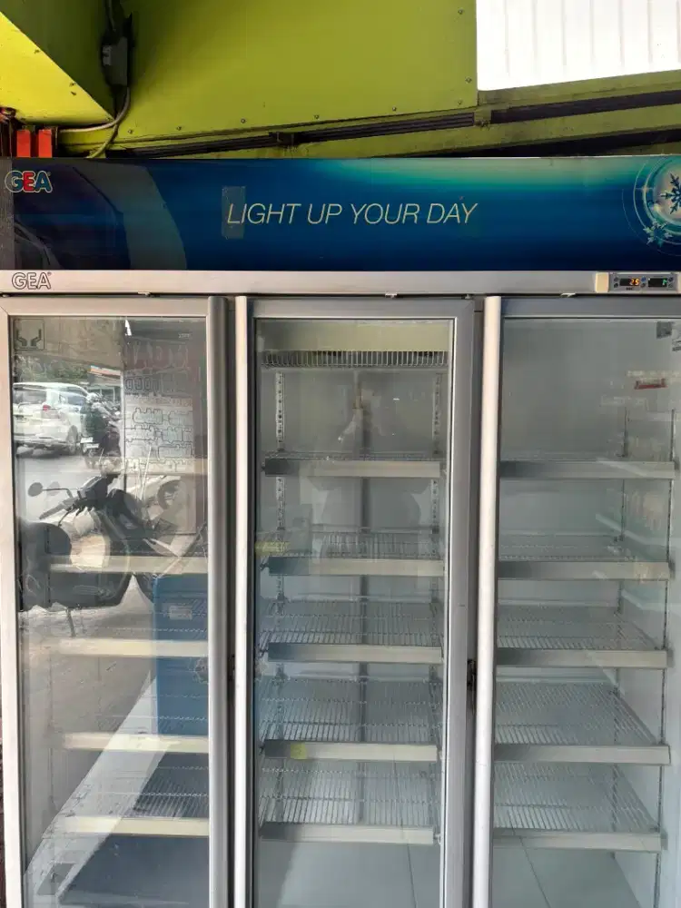 JUAL SHOWCASE GEA 3 PINTU