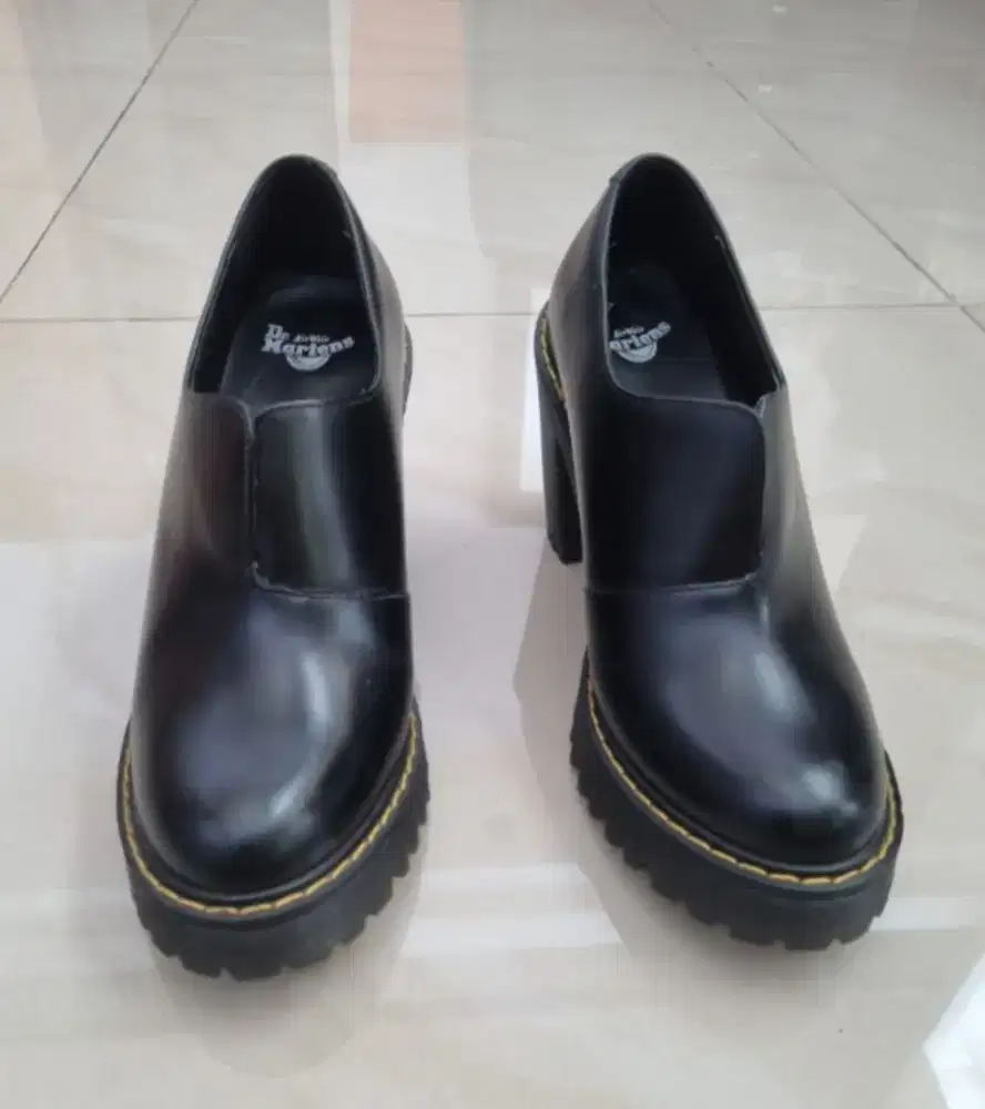 Sepatu wanita Dr. Martens