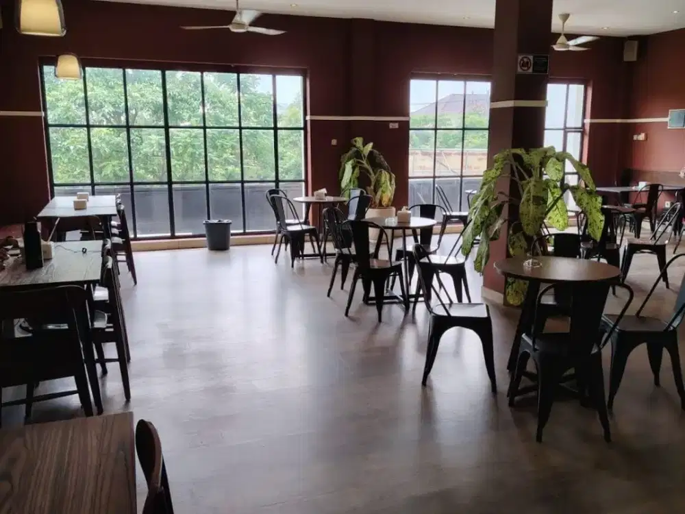 DIJUAL Cepat! Bangunan 3 Lantai + Cafe di Lokasi Premium, Halaman Luas