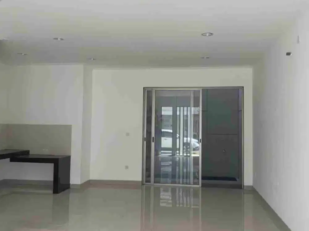 Disewakan paling murah rumah pik2 6x15 3+1BR kosongan