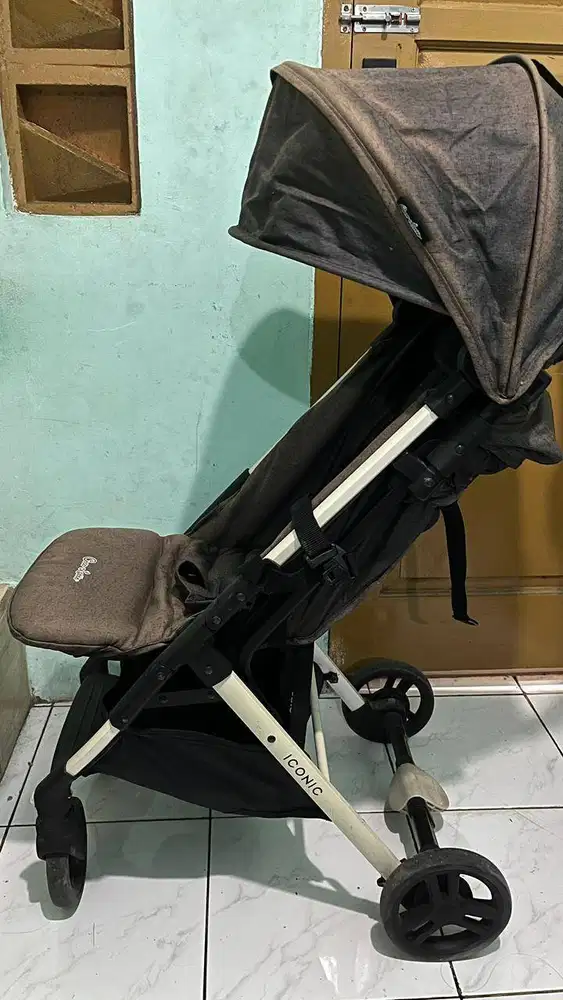 Chocolate iconic stroller cabin size