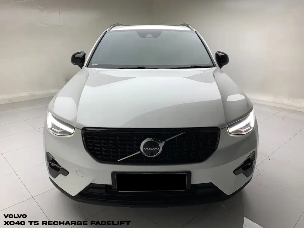 VOLVO XC40 T5 RECHARGE FACELIFT 2023 – CRYSTAL WHITE ON BLACK