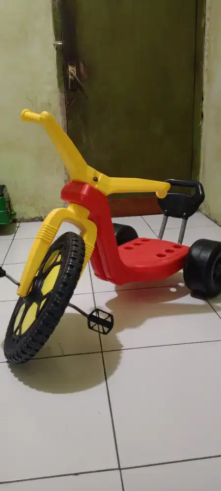 Sepeda anak roda tiga