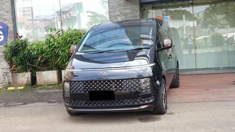 Hyundai Staria 2.2L 2wd Signature Diesel AT Hitam low km