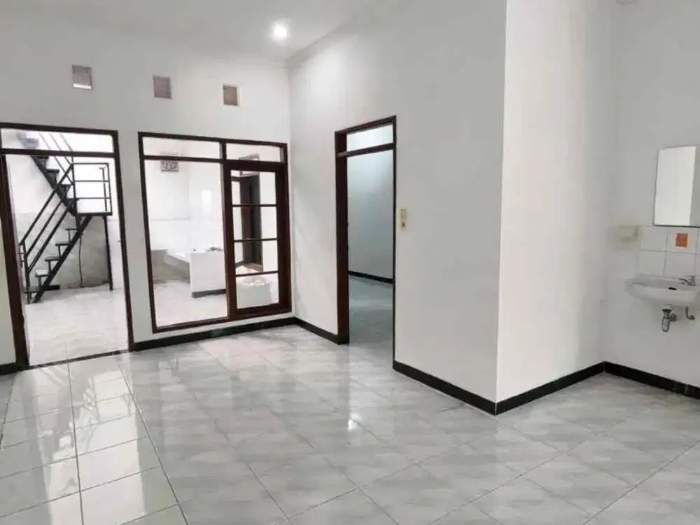 JUAL CEPAT. Harga 1,7 M.

JUAL RUMAH di TAMAN KOPO INDAH 3.

HADAP : TIMUR.

Luas Tanah : 153 meter.
Luas Bangunan : Full bangunan.

Jumlah kamar tidur : 3+1
Jumlah kamar mandi : 3
Air : SIBLE
LISTRIK : 2200 TOKEN.
SURAT : Sertipikat Hak Milik (SHM).
Leba