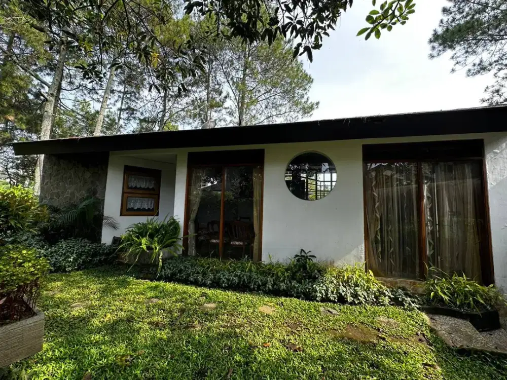 Dijual Villa Terawat Kondisi Bersih Ada Taman Siap Huni Lingkungan Tenang View Pegunungan Lokasi Dekat Wisata Jatim Park 1 di Kompleks Klub Bunga Batu