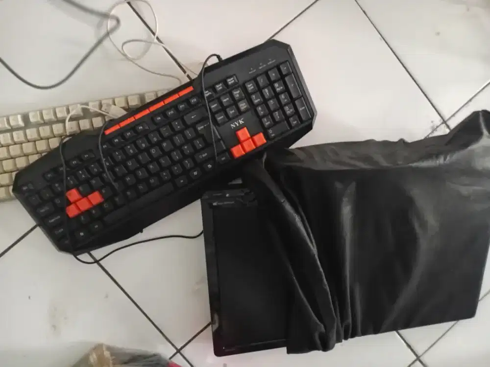 Layar komputer dan keyboard matot