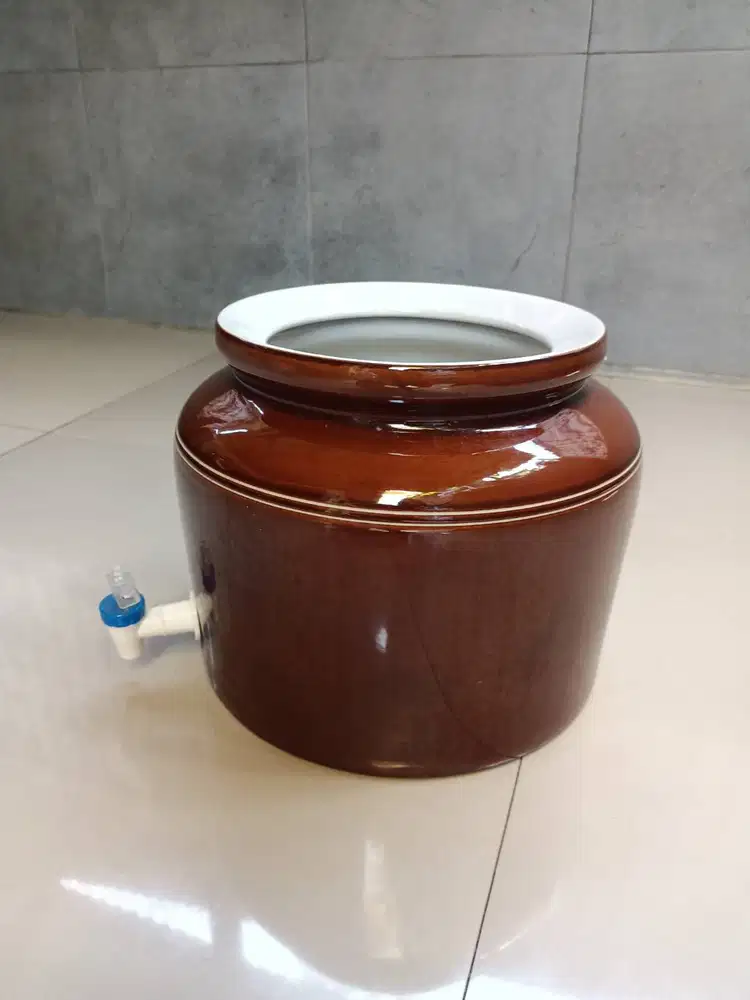 Tempat buat isi air galon / kendi air mineral