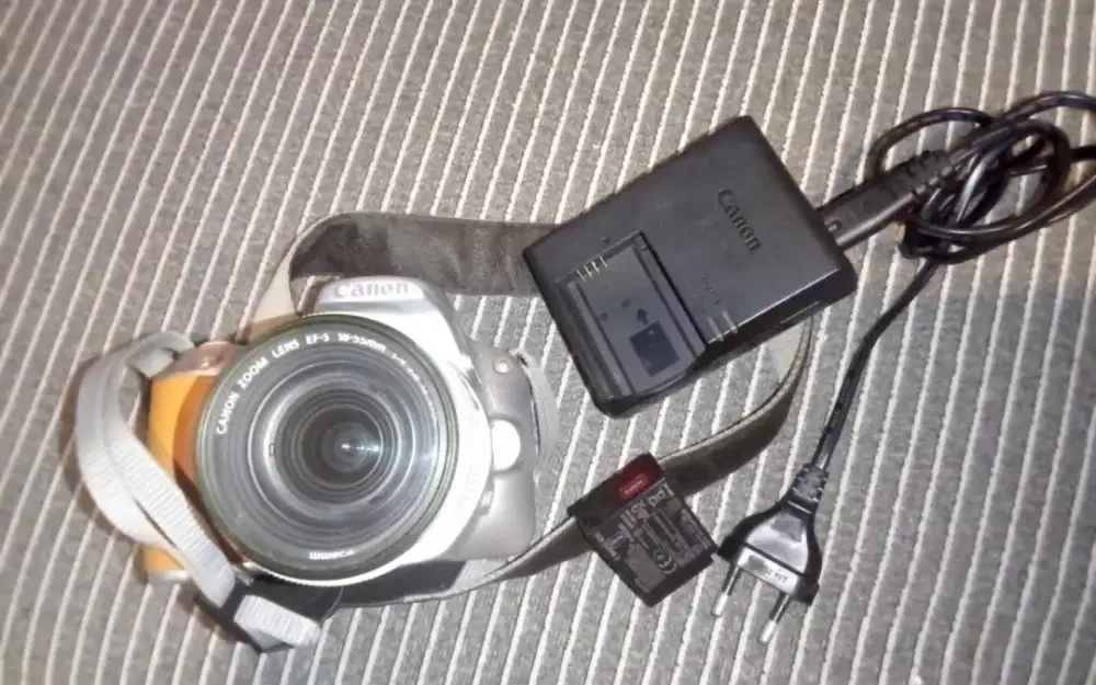 Jual bekas Camera CANON 200 D + lensa 18 - 55 mm no jamur d no embun