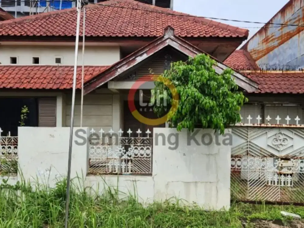 Bangunan lama di daerah Tanah Mas