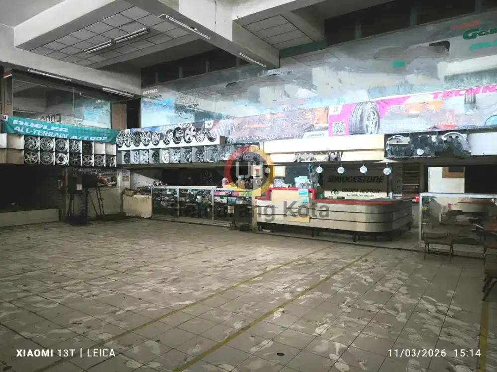 Bangunan usaha di jalan Widoharjo